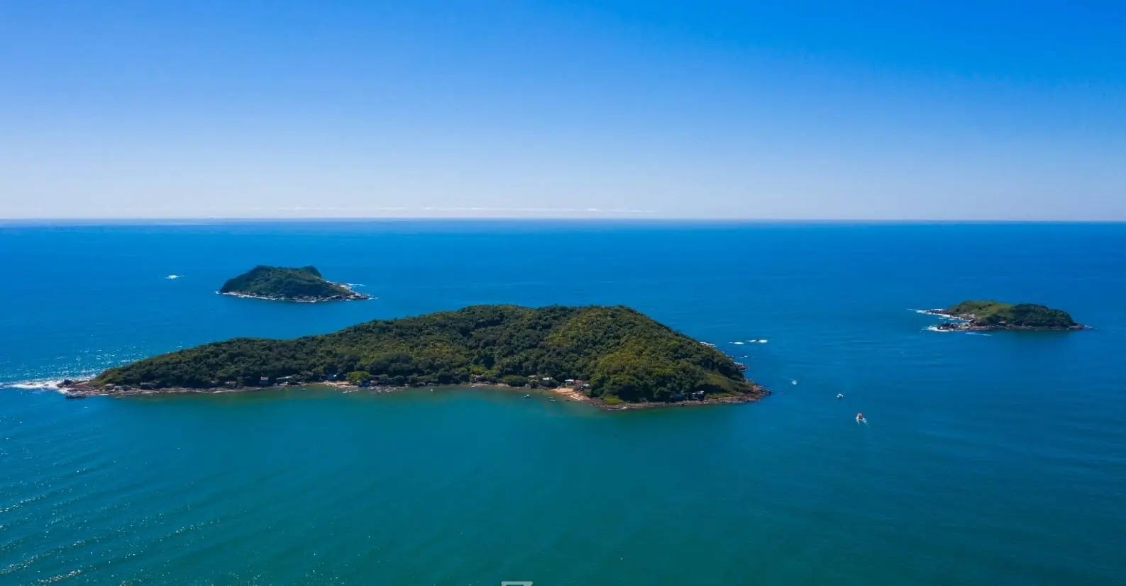 Vista aérea da Ilha dos Remédios próxima a Balneário Barra do Sul