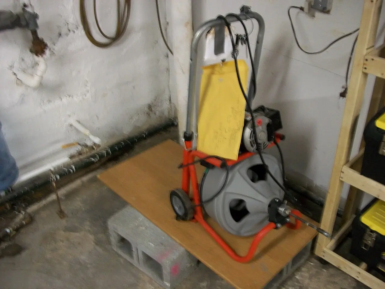 Profissional operando uma máquina elétrica de desentupimento