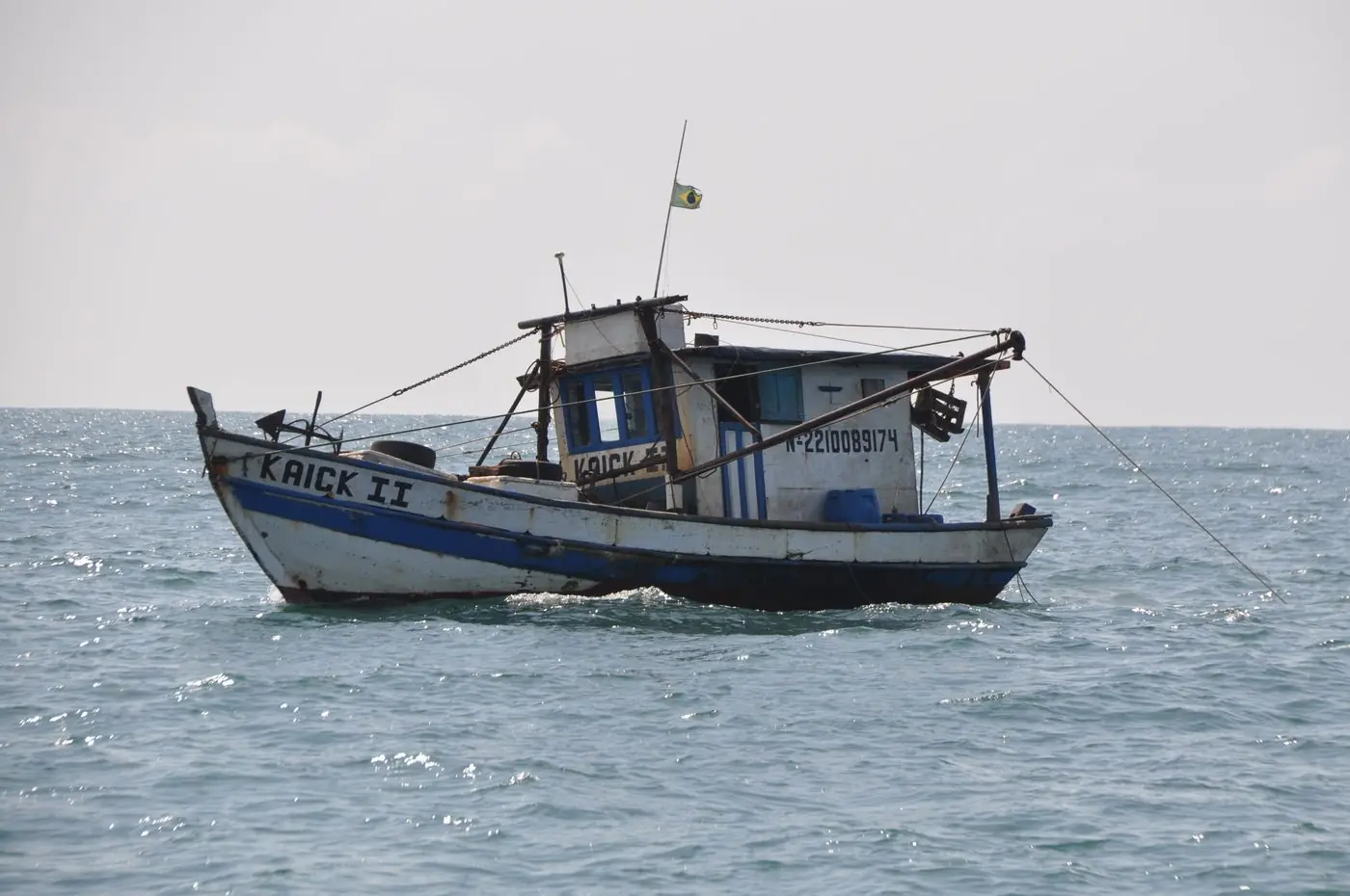 Barco de pesca navegando no oceano