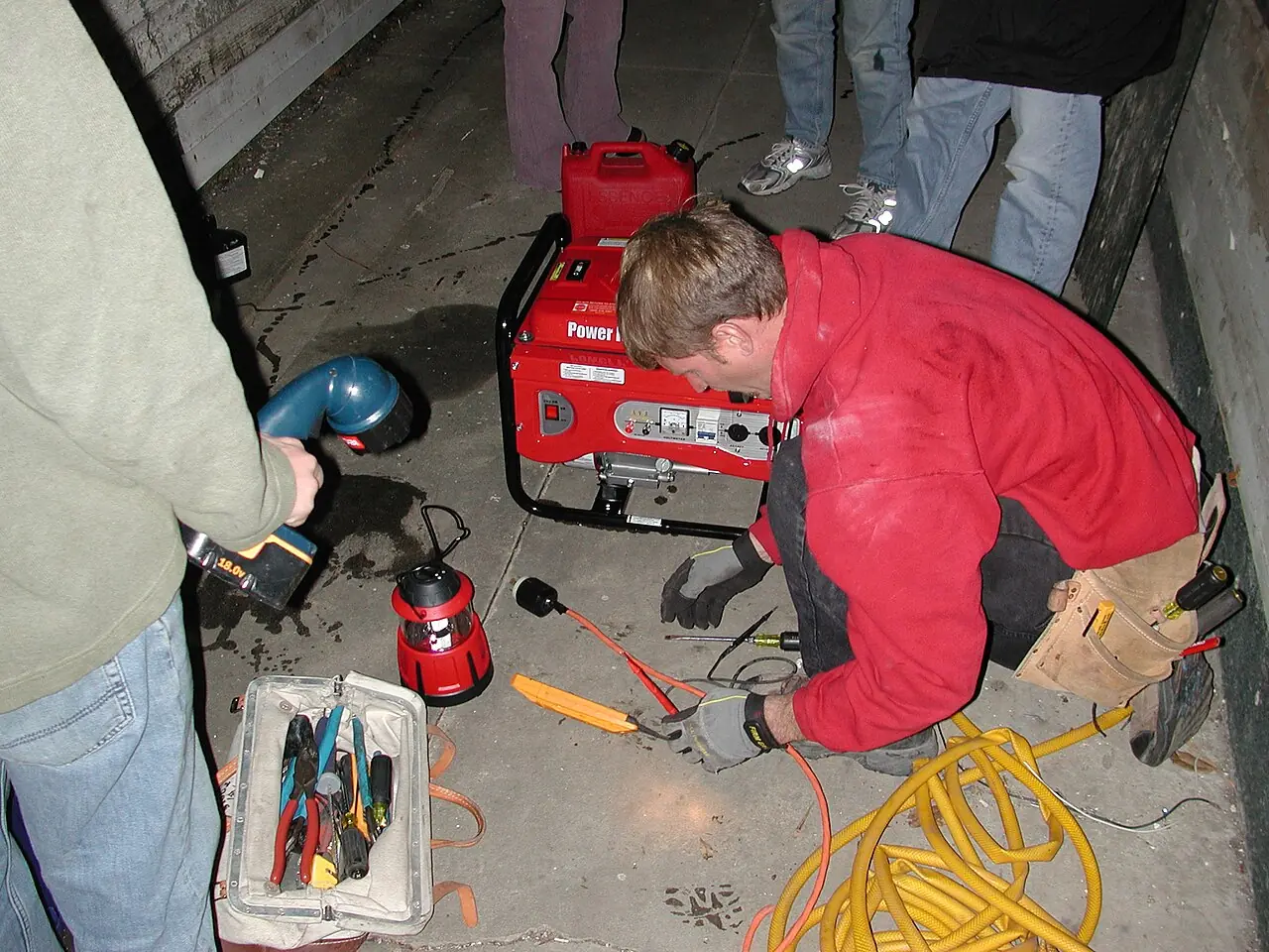 Profissional eletricista realizando um serviço residencial